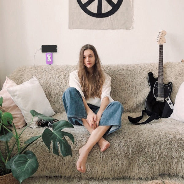 PLUGEIT près du canapé